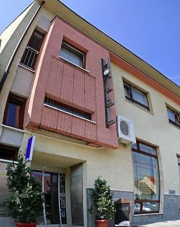 Hotel Maxim Svätý Jur المظهر الخارجي الصورة