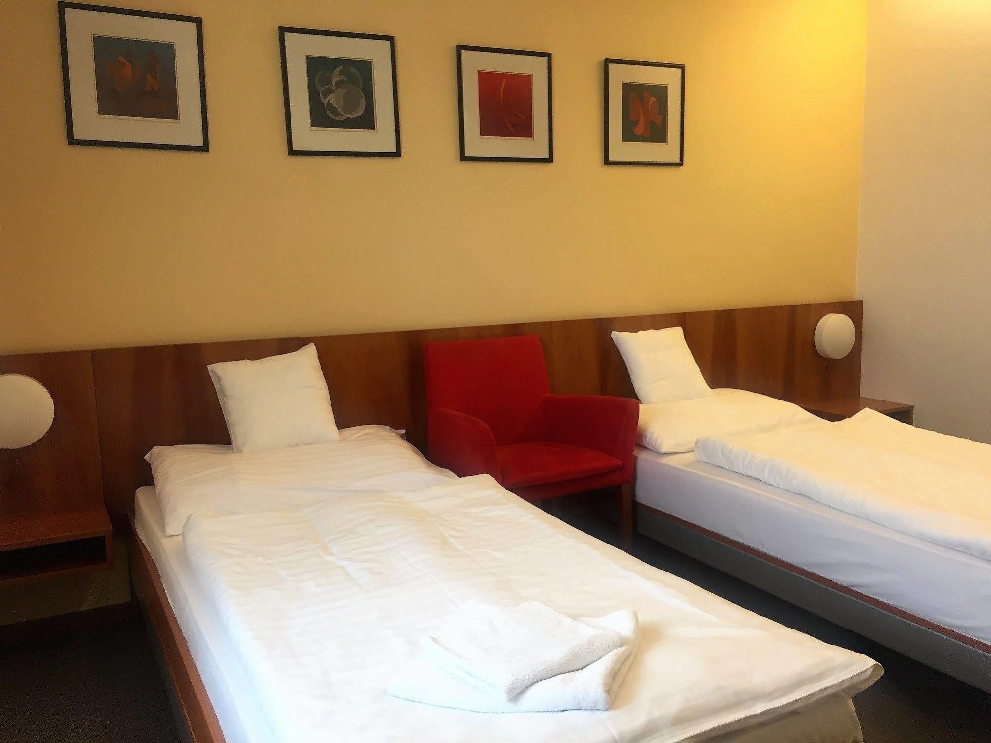 Hotel Maxim Svätý Jur المظهر الخارجي الصورة