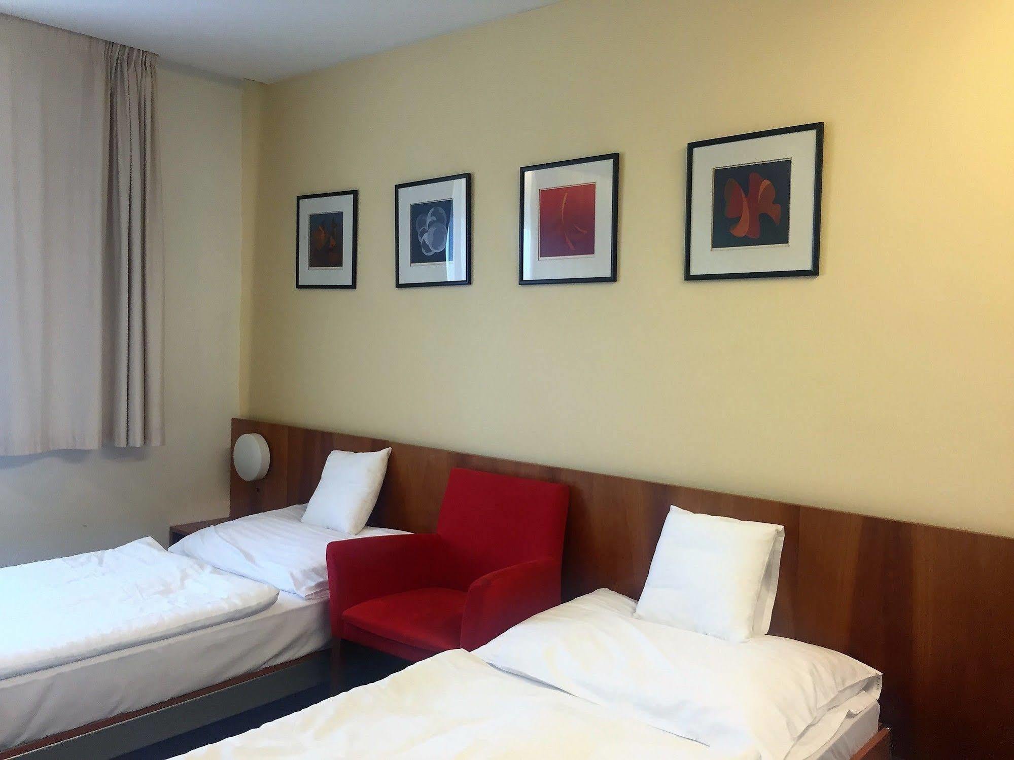 Hotel Maxim Svätý Jur المظهر الخارجي الصورة